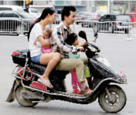 帶著孩子騎電動車，安全一定要放在第一位。