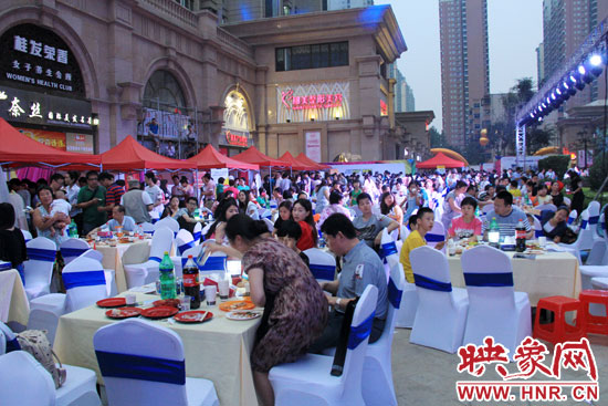 活動(dòng)場(chǎng)面火爆,600多人免費(fèi)大聚餐。