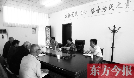 6月16日，幾位蘭考市民在向縣委副書(shū)記毛衛(wèi)豐反映問(wèn)題。