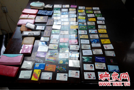 在日常執(zhí)勤當中，巡防隊員經(jīng)常能撿到很多的身份證和銀行卡。