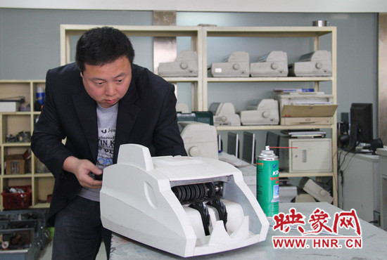 陸涌每天的工作就是和機(jī)器“談心”、發(fā)現(xiàn)故障、修好它們。
