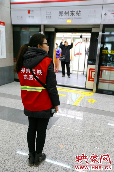 在前期的志愿工作中鄭州地鐵主要與市各大高校合作組建志愿者服務(wù)隊(duì)。