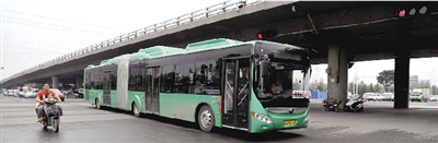 昨日上午，一輛B3快速公交測試車行駛在西三環(huán)的線路上。