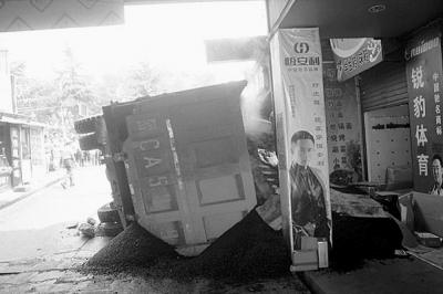 三門峽一婦女雙腿遭熱瀝青澆埋 過路市民將其刨出 三門峽一婦女雙腿遭熱瀝青澆埋 過路市民將其刨出