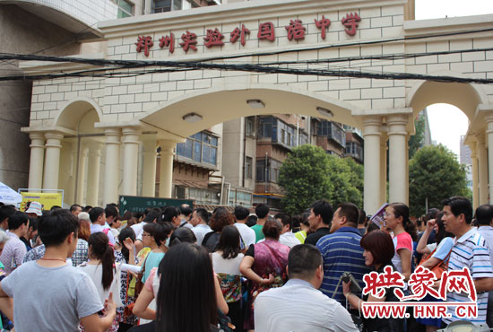 考試快結(jié)束時(shí)，陪考的家長(zhǎng)涌入學(xué)校接孩子。