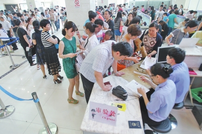 6月30日上午9時20分，鄭州市公安局出入境管理處辦事大廳內擠滿前來辦理護照、簽證的群眾。