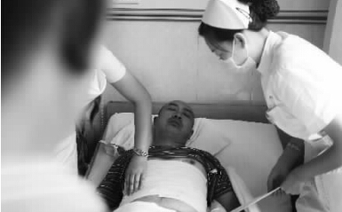 昨天，鄭州市第一人民醫(yī)院，被打傷的鄭州管城區(qū)執(zhí)法隊(duì)員唐建偉在接受治療。