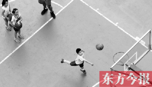 7月2日，河南工業(yè)大學(xué)籃球場內(nèi)，幾名孩子正在接受籃球訓(xùn)練