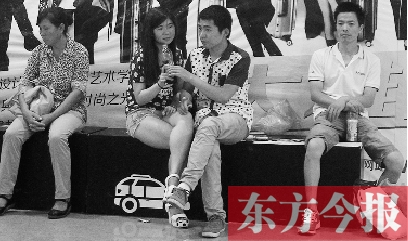 昨天，火車站地一大道納涼點(diǎn)已有許多市民坐在商場的椅子上乘涼