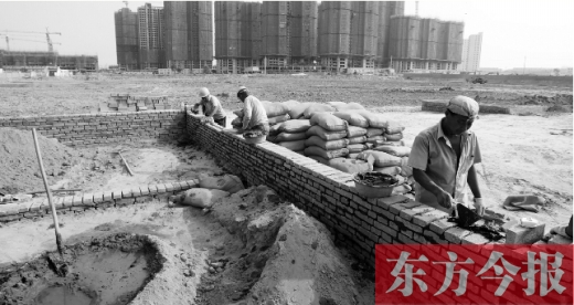 7月8日，鄭州市銀鶯路南端，一處新建的小學(xué)和中學(xué)剛剛開(kāi)始動(dòng)工