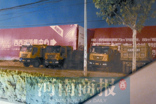 昨夜，記者發(fā)現(xiàn)一些工地外，渣土車(chē)們正在“休息”記者 鄧萬(wàn)里/攝