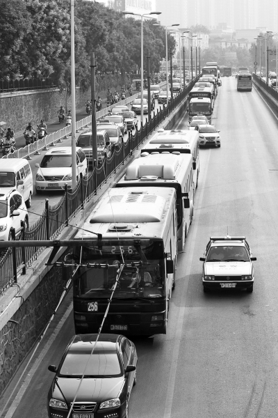 大量的機(jī)動(dòng)車由京廣路向北前行，右拐后涌上中原路地下道。