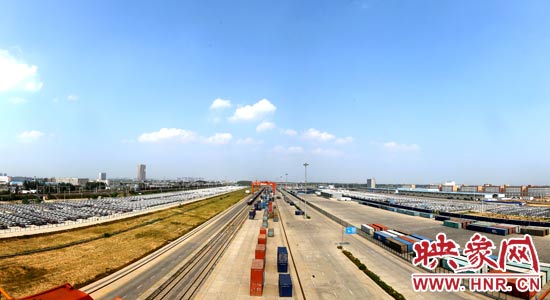 鄭州鐵路集裝箱中心站內(nèi)，滿載貨物的國(guó)際班列從這里開(kāi)出。段晉哲/攝