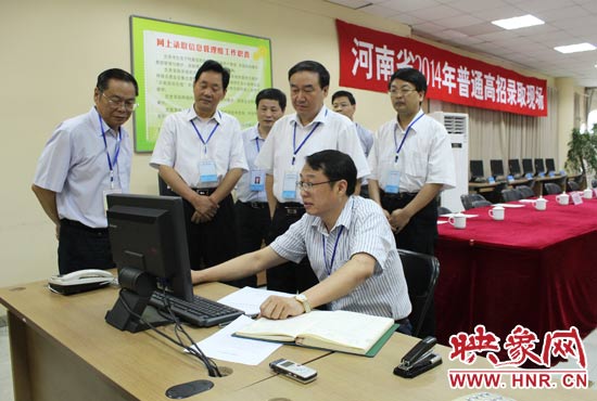 副省長徐濟(jì)超在高招錄取現(xiàn)場聽取工作人員匯報(bào)。