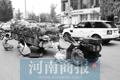 兩車相蹭后，小陳與妻子慌了神