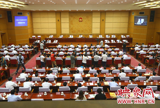 7月29日下午，河南省十二屆人大常委會第九次會議召開關(guān)于職業(yè)教育專題詢問會。