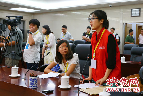 映象網(wǎng)記者就網(wǎng)友關(guān)心熱點問題向省教育廳副廳長尹洪斌提問。