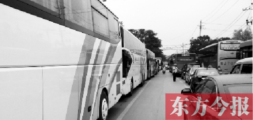 昨日，只能由東向西單行的鄭州市城南路上，闖進(jìn)了由西向東行駛的大巴車，造成嚴(yán)重交通擁堵