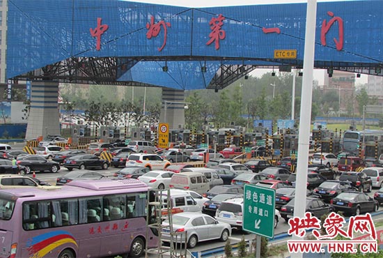 鄭州機(jī)場收費(fèi)站口（中州第一門）車輛排隊(duì)擁堵情況嚴(yán)重。