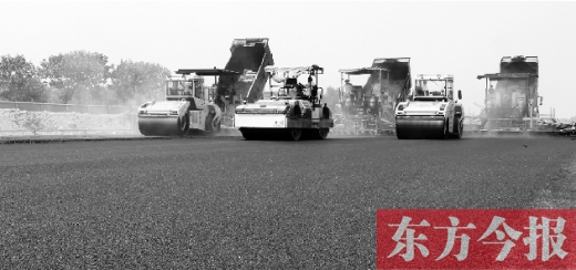 鄭州通航試驗(yàn)區(qū)上街機(jī)場(chǎng)的改擴(kuò)建工程正在緊張施工，寬闊的跑道已經(jīng)基本竣工