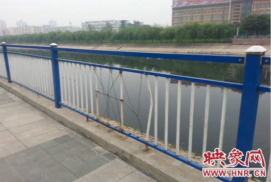 公園內(nèi)多個(gè)護(hù)欄中間的鋼筋條不翼而飛，僅僅是用幾根細(xì)細(xì)鐵絲纏住。