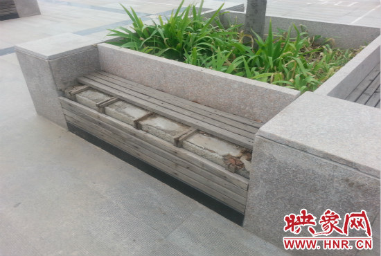 基礎(chǔ)設(shè)施破壞嚴(yán)重，一直無人修理。