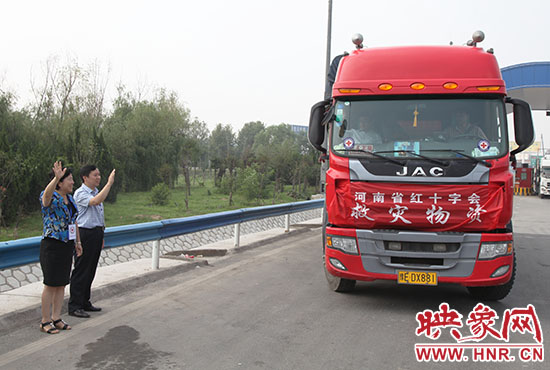 運(yùn)送救災(zāi)物質(zhì)的貨車(chē)出發(fā),奔赴災(zāi)區(qū)。