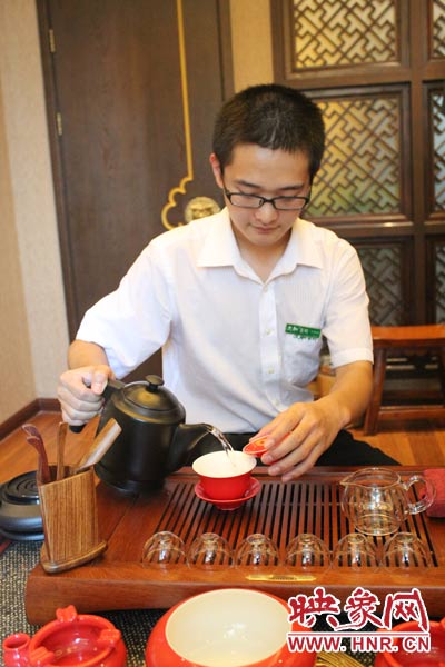 1、水壺里的水煮沸，李克勤把茶葉放進(jìn)茶荷里，準(zhǔn)備溫杯沖茶