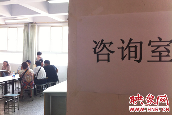 在金水區(qū)教體局設(shè)立的“復(fù)議”現(xiàn)場，家長們提出了各式各樣的問題。