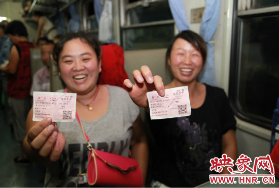 進(jìn)疆棉農(nóng)展示前往烏魯木齊的車票。