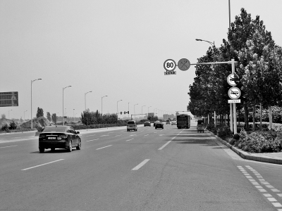 走訪鄭開大道，記者發(fā)現(xiàn)路上的限速標(biāo)志已明顯減少。