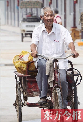 83歲的胡新有老人每天下午都騎著三輪車出門撿廢品，換的錢都捐了出去