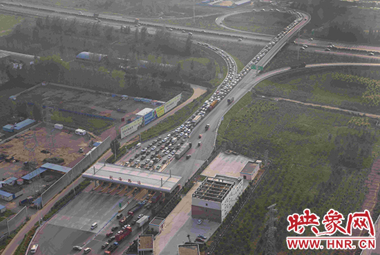 圖為鄭州環(huán)城高速航海路上下口，已經(jīng)出現(xiàn)車輛排隊情況。