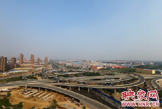 中州大道與南三環(huán)相接的立交橋，預(yù)計(jì)明年將建成通車(chē)。