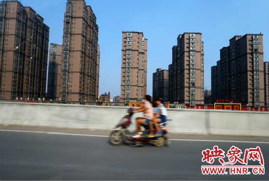 三環(huán)快速路開(kāi)通后，仍有一些電動(dòng)車(chē)違規(guī)上橋。