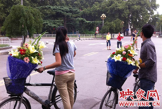 在鄭州大學(xué)南校區(qū)，有不少學(xué)生三五成群，手捧鮮花。