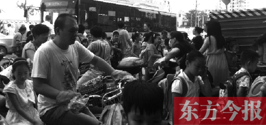 9月4日下午，文化路一小附近，大批陪讀家長接孩子。