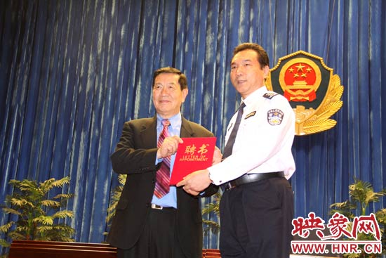 在歡迎儀式上，李昌鈺博士從鐵路警察學院院長郝宏奎手中接過了客座教授的聘書。