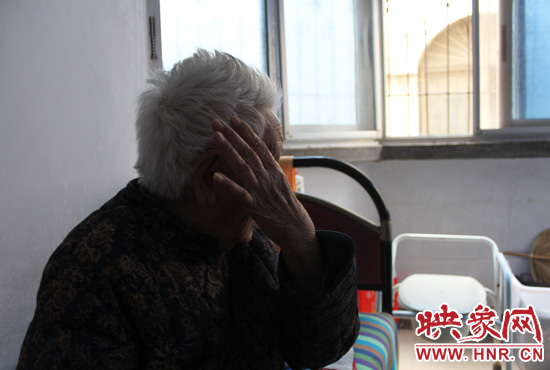 說起敬老院要搬遷,老太太忍不住流眼淚。