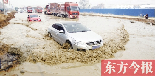 昨日的水坑現(xiàn)場(chǎng)，“坑車”的情況仍在繼續(xù)上演