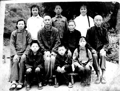 1970年，何兆勝一家人在荊門合影，中排左二為何兆勝。