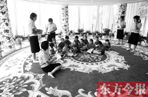 鄭州一幼兒園里的孩子在老師的帶領(lǐng)下讀《論語》。 鄭州一幼兒園里的孩子在老師的帶領(lǐng)下讀《論語》。