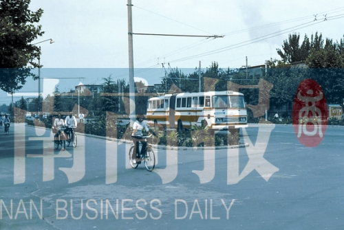 1983年的建設(shè)路，已經(jīng)有了電車