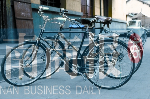 自行車是那時(shí)最時(shí)髦的交通工具，路邊清一色是“飛鴿牌”