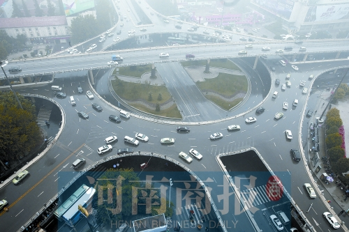 紫荊山立交橋，如今是許多人上下班的必經(jīng)之路