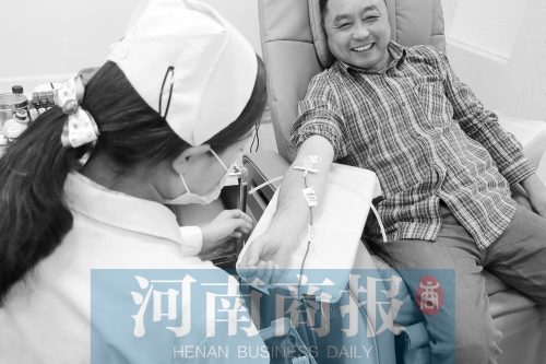 昨天，有市民看了商報(bào)報(bào)道后，前往獻(xiàn)血點(diǎn)獻(xiàn)血 記者 張郁/攝