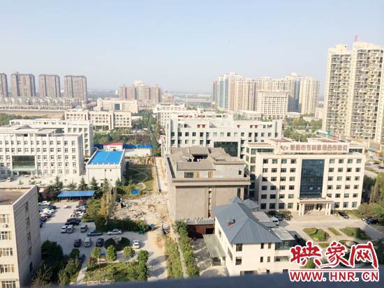 一座4層的建筑樓頂蓋上了四合院。