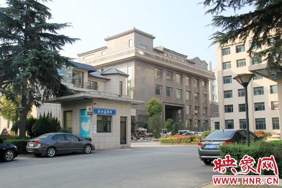 據(jù)這座建筑的一名工作人員稱，整座建筑為海龍集團所有，房屋建成之后用作公司紅木家具展示。