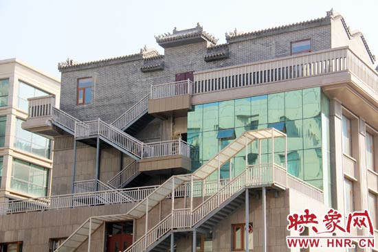 這座建筑的背面，已建好步梯。