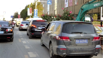 中原路華山路口，花壇擋了進(jìn)入地下商場的車流